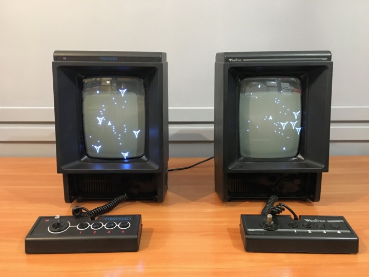 Vectrex - konsole w wersji amerykańskiej i europejskiej